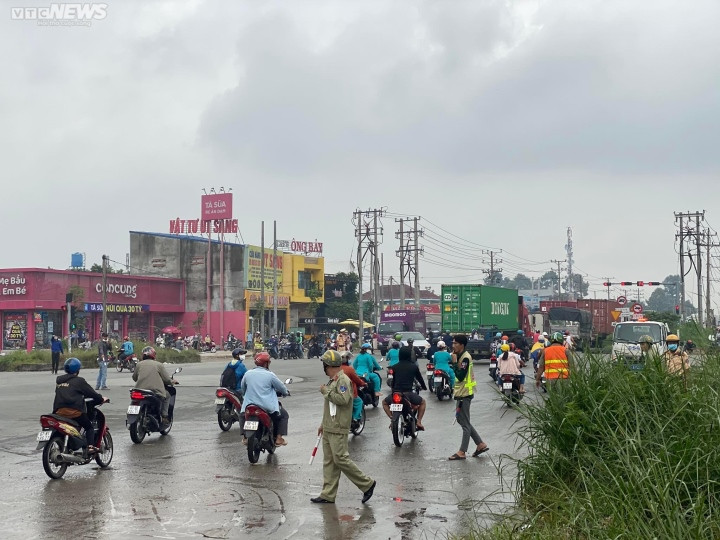 Trước đó, khoảng 21h ngày 6/9, quán karaoke An Phú bất ngờ bốc cháy, ngọn lửa lan nhanh tại khu tầng 2 và 3, khói đen bao trùm toàn bộ quán karaoke. (Ảnh: VTC News)