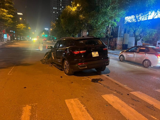 Sau đó, xe ô tô tiếp tục di chuyển và va chạm với xe ô tô BKS 30G-644.XX do anh D.D.T (HKTT: Thanh Trì, Hà Nội) điều khiển, xe máy BKS 29E2-497.00 do anh N.V.D (HKTT: Đống Đa Hà Nội) điều khiển. Hậu quả: Người phụ nữ cùng con gái và anh D.D.T, N.V.D bị thương được đưa đi cấp cứu, hiện cả 4 nạn nhân sức khoẻ đã ổn định không nguy hiểm đến tính mạng. Tại hiện trường, 2 xe ô tô, 2 xe máy bị hư hỏng. 