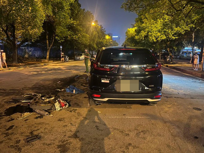 Riêng lái xe gây tai nạn đã được đưa về Công an phường Trung Hòa để điều tra. Danh tính người này là Trịnh Văn Phương (SN 1981, trú tại Khu 3, phường Đại Phúc, thành phố Bắc Ninh, tỉnh Bắc Ninh), hiện đang sinh sống tại Tòa 14A1 Yên Hòa, Cầu Giấy - là giảng viên một trường đại học trên địa bàn thành phố Hà Nội. 