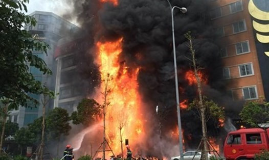 Nguyên nhân cháy là khoảng 13h30 ngày 1/11, anh Hoàng Văn Tuấn (SN 1993, quê Nghệ An) và một công nhân được thuê đến để hàn sắt cắt bản lề, tháo cửa tại quán. Anh Tuấn lấy máy hàn, cắm điện, dùng máy hàn thổi lửa vào bản lề cửa ra vào tầng 2 để dùng nhiệt cắt bản lề (mặc dù không có các dụng cụ che chắn, dụng cụ bảo đảm an toàn về PCCC) khiến vảy hàn bắn vào các phần ốp cách âm, gây cháy.