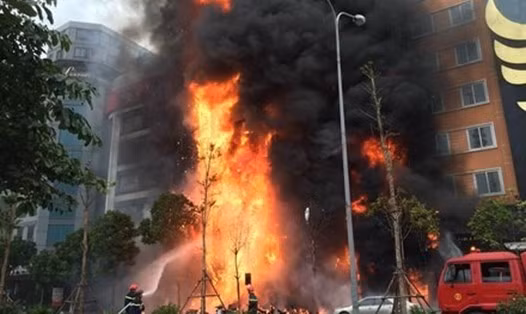 Nguyên nhân cháy là khoảng 13h30 ngày 1/11, anh Hoàng Văn Tuấn (SN 1993, quê Nghệ An) và một công nhân được thuê đến để hàn sắt cắt bản lề, tháo cửa tại quán. Anh Tuấn lấy máy hàn, cắm điện, dùng máy hàn thổi lửa vào bản lề cửa ra vào tầng 2 để dùng nhiệt cắt bản lề (mặc dù không có các dụng cụ che chắn, dụng cụ bảo đảm an toàn về PCCC) khiến vảy hàn bắn vào các phần ốp cách âm, gây cháy. 