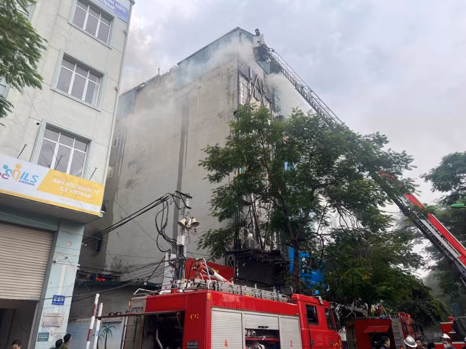 Hàng chục chiến sĩ cảnh sát PCCC ngay sau đó đã có mặt, với tinh thần dũng cảm không quản ngại khó khăn nguy hiểm để dập tắt đám cháy. Không may, 3 cán bộ, chiến sĩ gồm Trung tá Đặng Anh Quân - Đội trưởng, Trung úy Đỗ Đức Việt và chiến sỹ nghĩa vụ Nguyễn Đình Phúc thuộc Đội Cảnh sát PCCC&amp;CNCH Công an quận Cầu Giấy khi lên tới tầng 4 thì cầu thang bị sập, ngăn đứt đường vòi chữa cháy, trần nhà bất ngờ sập xuống đè vào người khiến các anh hy sinh. Trước đó, 3 cán bộ, chiến sĩ đã triển khai tổ chức chữa cháy và cứu nạn cứu hộ, hướng dẫn đưa 8 người ra ngoài an toàn. 