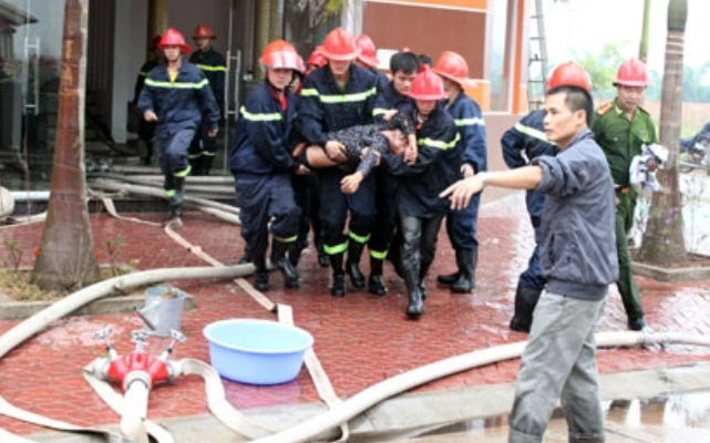 Theo đó, khoảng 16h ngày 6/11, đám cháy bùng phát từ tầng 2 tại quán karaoke NonStop, sau đó lan lên tầng 3. Hậu quả khiến 4 người thiệt mạng do bị ngạt, trong đó có 2 vợ chồng và con nhỏ 4 tháng tuổi. 
