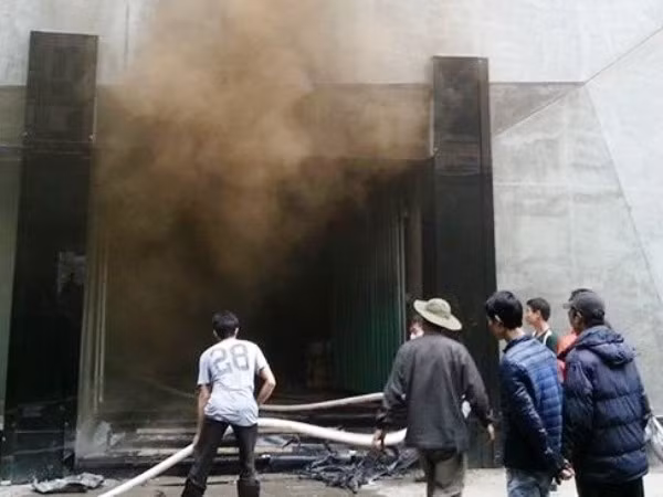 Hai trong số 10 công nhân tử vong tại chỗ, 8 người khác được đưa vào viện cấp cứu và 4 người qua đời sau đó. Một số cảnh sát phòng cháy chữa cháy cũng bị ngất do hít phải khí độc. 