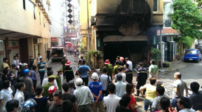 Đến khoảng 15h, đám cháy cơ bản được khống chế, không còn khói bốc ra từ tòa nhà. Lực lượng phòng chữa cháy cấp cứu các nạn nhân ngay trên tầng thượng. Có 5 người đã tử vong gồm 2 nạn nhân tử vong tại tầng 2 và 3 nạn nhân tử vong tại tầng 3. Trong số này, có một phụ nữ tử vong do ngạt trong phòng vệ sinh.