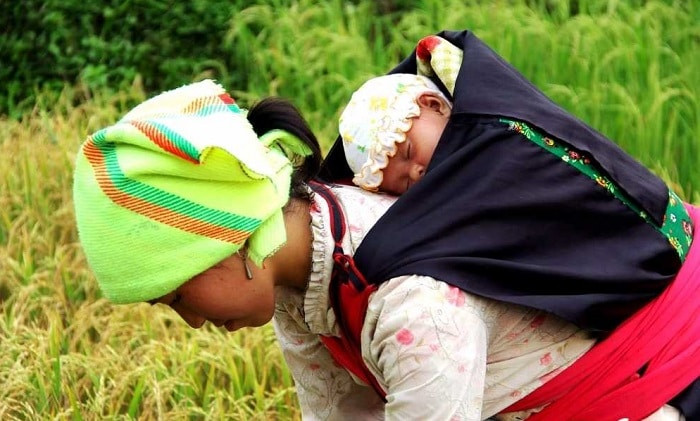 Chị Bùi Viện, vợ của Triệu Vần Tòng, sau khi Tòng gây án với ý đồ chiếm đoạt vợ bạn, đã rất xấu hổ với tội ác của chồng. “Chồng đã phụ bạc mình rồi thì còn ở đây làm gì nữa”? Nghĩ sao làm vậy, chị Viện dắt díu các con về ở cùng cha mẹ già... Trước đây, chị không hiểu được vì sao mình luôn bị chồng ghẻ lạnh dẫu luôn chăm chỉ thức khuya, dậy sớm lo việc nương rẫy, việc nhà chu toàn. Thậm chí, những lần rượu say về Tòng còn kiếm cớ hành hạ, đánh đập chị thâm tím cả mặt mũi. Có lần Tòng đánh chị đến nỗi cả nhà phải đưa đi cấp cứu ở trạm xá xã. Thảm án xảy ra chị mới hiểu nguyên do... Vì chồng ăn ở hai lòng nên chị và các con phải khổ.