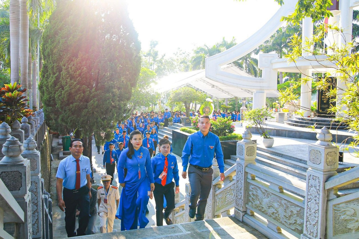 Sáng cùng ngày, trước khi diễn ra chính thức Đại hội, chị Đỗ Thị Hương cùng 243 đại biểu là những cán bộ đoàn, đoàn viên ưu tú đã đến dâng vòng hoa, thắp hương và báo công với anh linh các Anh hùng liệt sĩ tại Nghĩa trang Liệt sĩ Quốc gia Vị Xuyên. 