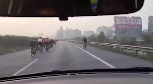 Theo quy định tại khoản 12 Điều 3 Luật Giao thông đường bộ 2008, đường cao tốc là đường dành cho xe cơ giới, có dải phân cách chia đường cho xe chạy hai chiều riêng biệt; không giao nhau cùng mức với một hoặc các đường khác; được bố trí đầy đủ trang thiết bị phục vụ, bảo đảm giao thông liên tục, an toàn, rút ngắn thời gian hành trình và chỉ cho xe ra, vào ở những điểm nhất định. (Xe đạp liều mình lao vào làn xe cho phép chạy 100km/h tại cao tốc Hà Nội – Thái Nguyên vào tháng 3/2021)