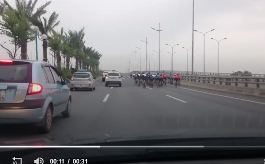 "Như vậy, việc đi xe đạp trên đường cao tốc nhằm mục đích khác không thuộc trường hợp nhằm phục vụ việc quản lý, bảo trì đường cao tốc) là hành vi vi phạm pháp luật hiện hành. Đối với hành vi trên, tùy theo tính chất, mức độ, người thực hiện hành vi có thể bị xử phạt vi phạm hành chính hoặc bị truy cứu trách nhiệm hình sự", luật sư Hùng nói. (Đoàn xe đi vào đường Võ Nguyên Giáp, huyện Đông Anh, Hà Nội vào sáng 4/8/2017).