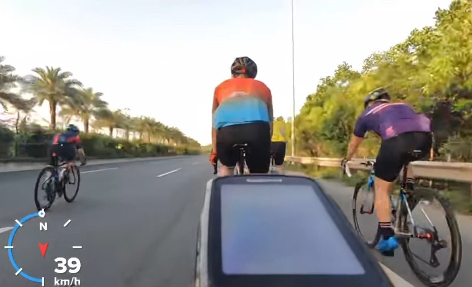 Trước đó, vào tháng 6/2022, xuất hiện hình ảnh một nhóm người đạp xe đạp đã bất chấp luật giao thông và nguy hiểm rình rập, ngang nhiên đạp xe với tốc độ cao và dàn hàng trên cao tốc, khiến nhiều cư dân mạng vô cùng bức xúc. Sự việc được xác định xảy ra trên đường Võ Nguyên Giáp, đoạn qua địa bàn huyện Đông Anh, Hà Nội. Hình ảnh được quay lại cho thấy, thời điểm xảy ra vụ việc nói trên, một nhóm đàn ông (ít nhất 7 người) đang đạp xe ở phần đường dành cho ô tô trên đường Võ Nguyên Giáp. 