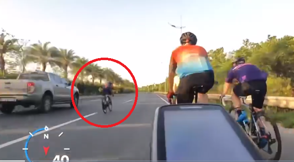 Không chỉ vậy, nhóm này còn “hùa nhau” đạp xe với tốc độ cao và liên tục dàn hàng. Thậm chí, một xe trong đoàn còn liều lĩnh chạy hẳn sang làn giữa, bất chấp trên đoạn đường này đang có khá nhiều ô tô lưu thông với tốc độ cao. Theo tìm hiểu, nhóm người này sau đó còn tự hào đăng tải đoạn video lên mạng xã hội nhằm… “khoe chiến tích”. 