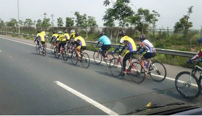 Luật sư Hùng chia sẻ, đạp xe nâng cao sức khỏe là hoạt động cần được khuyển khích nhưng người đạp xe cần lựa chọn địa điểm an toàn và thích hợp. Ngoài ra, với mức xử phạt hành chính còn thấp, chưa đủ sức răn đe một phần đã khiến tình trạng này tiếp diễn trong thời gian qua. Do đó, cơ quan chức năng cần xem xét tăng mức phạt, đồng thời tăng cường kiểm tra, rà soát để xử lý triệt để. (Đoàn xe đi vào Đại lộ Thăng Long năm 2015) 