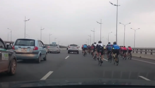  Theo luật sư Hùng, cụ thể, theo quy định tại Điều 8 Nghị định 100/2019, sửa đổi, bổ sung tại Nghị định 123/2021/ NĐ-CP, người đạp xe vào đường cấm, đường cao tốc mà không phải người thực hiện quản lý, bảo trì đường cao tốc, nếu bị lực lượng chức năng phát hiện thì sẽ bị xử phạt hành chính từ 400.000 - 600.000 đồng. Nếu có căn cứ chứng minh rằng người thực hiện hành vi này gây ra thiệt hại nghiêm trọng thì có thể bị truy cứu trách nhiệm hình sự về tội "Vi phạm quy định về giao thông đường bộ" tại Điều 260 Bộ luật Hình sự 2015 sửa đổi, bổ sung 2017 và phải bồi thường thiệt hại nếu có. (Đoàn xe đi vào đường Võ Nguyên Giáp, huyện Đông Anh, Hà Nội vào sáng 4/8/2017).