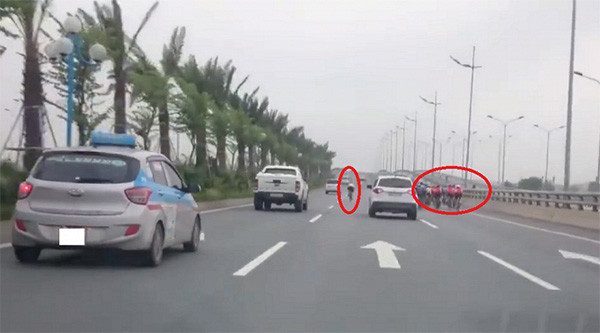 Cũng tại cung đường Võ Nguyên Giáp vào tháng 8/2017, một nhóm khoảng vài chục người ngang nhiên chạy xe đạp vào làn đường dành cho các phương tiện di chuyển tốc độ cao. Thậm chí, đoàn xe đạp không đi thành hàng dọc mà dàn hàng ngang không theo hàng lối. Đôi lúc, một người tách ra khỏi đoàn tạt đầu xe ô tô đang di chuyển tốc độ cao rất nguy hiểm. Ngay sau khi đăng tải, đoạn clip khiến nhiều người bức xúc trước hành vi vi phạm luật giao thông, coi thường tính mạng của chính những những người trong đoàn xe. 