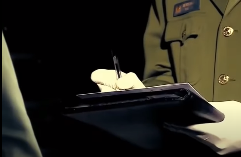 Trong khi việc tìm kiếm người thanh niên lạ mặt hay đi lại với nạn nhân trước khi vụ án xảy ra chưa có kết quả thì một sự trùng hợp lại xảy ra. Công an xác định, chị L. có 1 người bạn nam giới. Vào ngày chị L. được phát hiện tử vong, người bạn này đã có mặt tại nhà của chủ trọ để tư vấn bảo hiểm và hỏi về chị L. Cũng chính người này khi ngửi thấy mùi hôi đã cùng chủ nhà trọ phá cửa và phát hiện L. tử vong. (Ảnh minh họa)