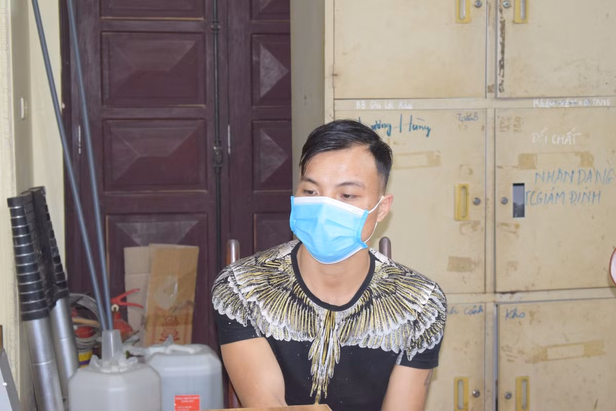 Tại cơ quan Công an, Tuất khai về TP Hưng Yên thuê trọ sát phòng chị L. Từ đây hai người quen biết nhau. Tuất có sang ở cùng chị L. Thời điểm này, Tuất vẫn chưa có việc làm lại đang bí tiền nên nảy sinh ý định phạm tội. Thấy chị L. đeo nhiều đồ trang sức, đêm đó lợi dụng lúc chị L. đang ngủ, Tuất từ phía sau dùng tay kẹp chặt vào cổ chị L. cho đến khi nạn nhân tắt thở. 