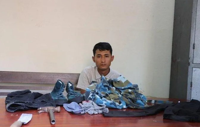  Cầm búa xông vào đập tủ kính tiệm vàng: Trần Sơn Bá (23 tuổi, ngụ TP Tam Kỳ, Quảng Nam) bịt mặt, mặc áo thun, quần jean, chạy xe máy đến tiệm vàng Kim Việt (ngã tư Trần Cao Vân – Phan Châu Trinh, TP Tam Kỳ) xông vào đập tủ kính, ba người trong tiệm vàng dùng ghế và các vật cứng kháng cự quyết liệt. Sau đó, Bá lên xe máy bỏ trốn, vứt búa lại hiện trường. Ngày 9/9, Công an TP Tam Kỳ cho biết đã khởi tố, bắt tạm giam Bá. 