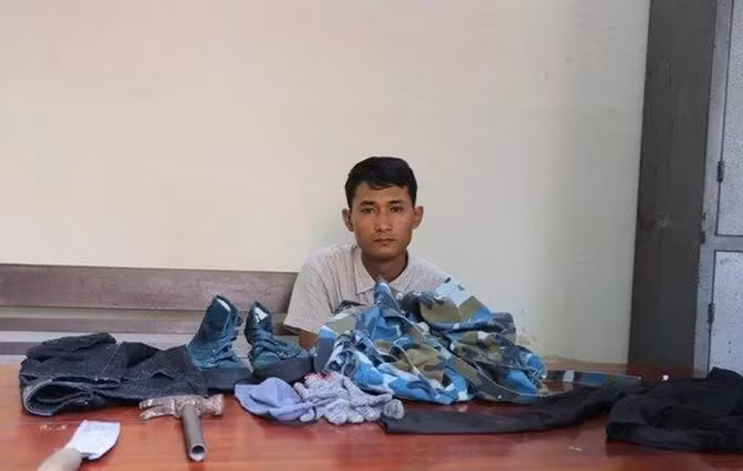  Cầm búa xông vào đập tủ kính tiệm vàng: Trần Sơn Bá (23 tuổi, ngụ TP Tam Kỳ, Quảng Nam) bịt mặt, mặc áo thun, quần jean, chạy xe máy đến tiệm vàng Kim Việt (ngã tư Trần Cao Vân – Phan Châu Trinh, TP Tam Kỳ) xông vào đập tủ kính, ba người trong tiệm vàng dùng ghế và các vật cứng kháng cự quyết liệt. Sau đó, Bá lên xe máy bỏ trốn, vứt búa lại hiện trường. Ngày 9/9, Công an TP Tam Kỳ cho biết đã khởi tố, bắt tạm giam Bá. 