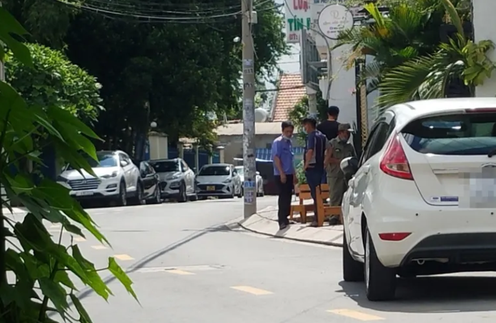  Người đàn ông tử vong trong tư thế treo cổ: Sáng 9/9, một số người dân phát hiện người đàn ông tử vong trong tư thế treo cổ ở trong căn nhà cũng là quán giải khát trên đường Tân Thới Hiệp 09, quận 12, TP HCM nên báo công an. Công an có mặt phong tỏa khám nghiệm hiện trường, tử thi, lấy lời khai các nhân chứng. Bước đầu, nạn nhân được xác định là ông D. (sinh năm 1979, ngụ quận 12). Ông D. thuê căn nhà trên để bán nước nhiều năm nay. 