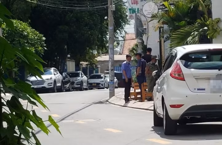  Người đàn ông tử vong trong tư thế treo cổ: Sáng 9/9, một số người dân phát hiện người đàn ông tử vong trong tư thế treo cổ ở trong căn nhà cũng là quán giải khát trên đường Tân Thới Hiệp 09, quận 12, TP HCM nên báo công an. Công an có mặt phong tỏa khám nghiệm hiện trường, tử thi, lấy lời khai các nhân chứng. Bước đầu, nạn nhân được xác định là ông D. (sinh năm 1979, ngụ quận 12). Ông D. thuê căn nhà trên để bán nước nhiều năm nay. 