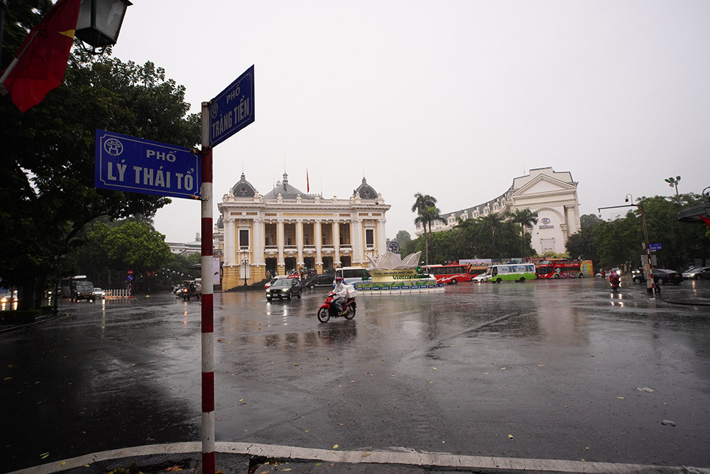 Khu vực Nhà Hát Lớn vắng vẻ.