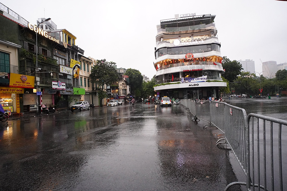 Quảng trường Đông Kinh Nghĩa Thục ít người qua lại, ghi nhận lúc hơn 7h sáng.