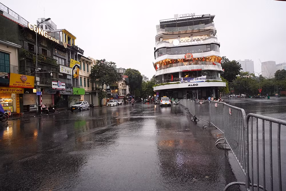 Quảng trường Đông Kinh Nghĩa Thục ít người qua lại, ghi nhận lúc hơn 7h sáng.