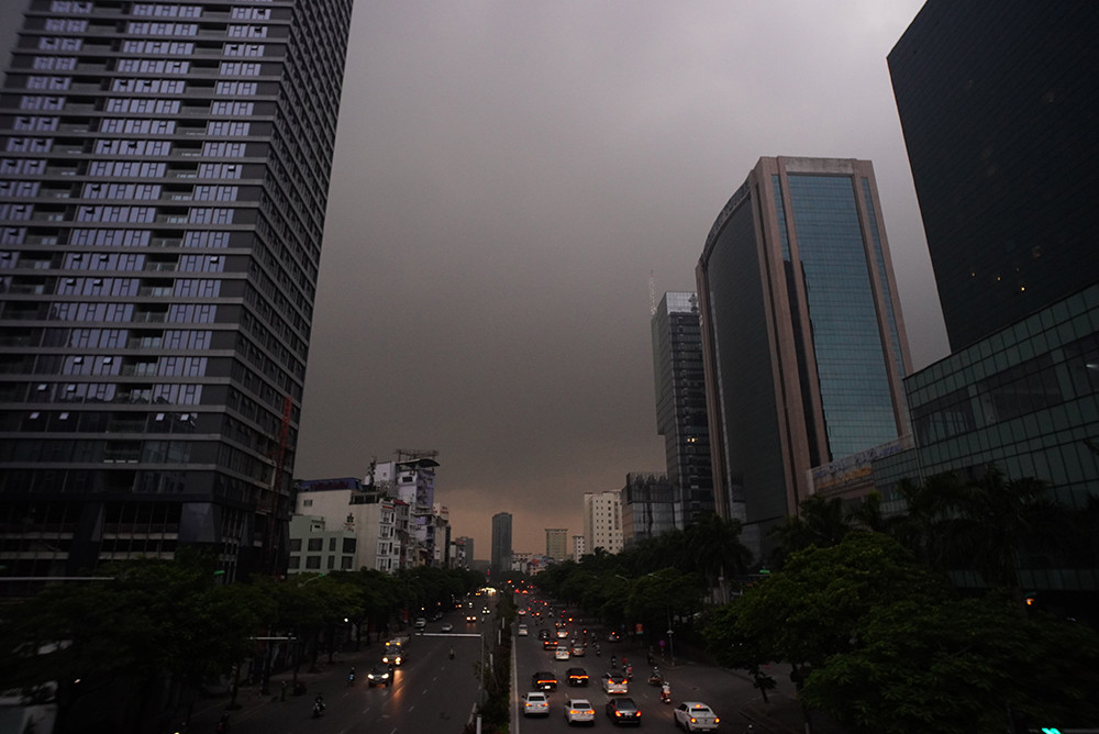 Ha Noi troi toi sam, pho phuong vang lang trong ngay dau nghi le-Hinh-2