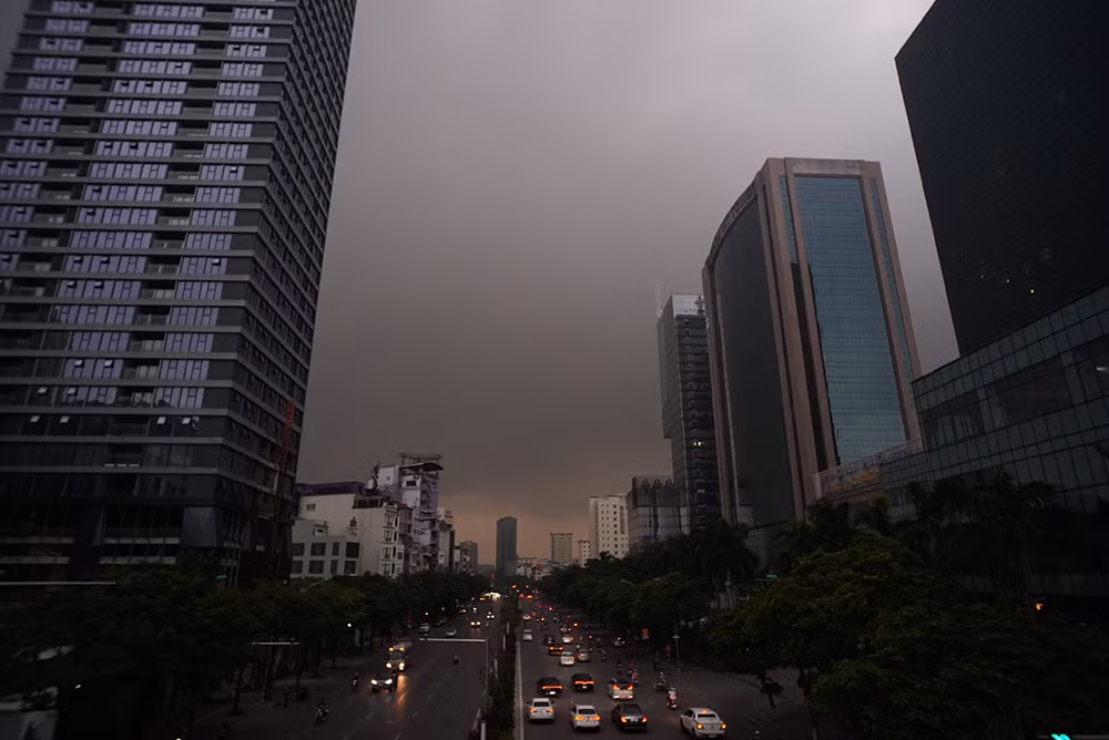 Khu vực đường Lê Văn Lương trời tối sầm...