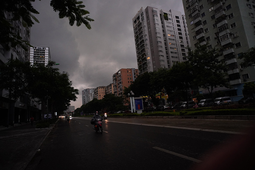 và vắng vẻ hơn nhiều so với những ngày trước. 