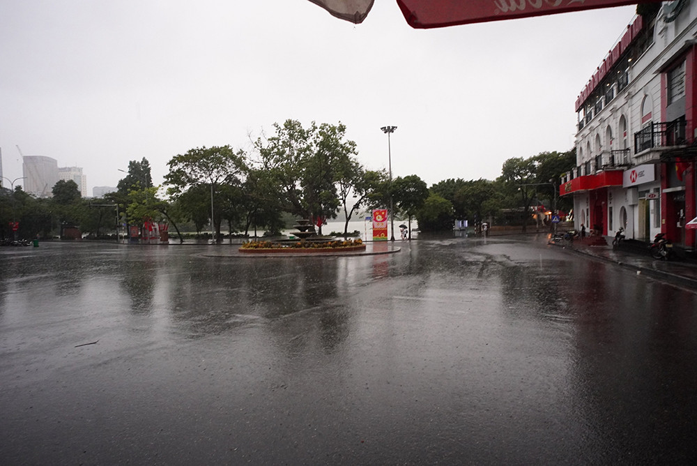 Phố đi bộ Hồ Gươm cũng rơi vào cảnh tương tự.