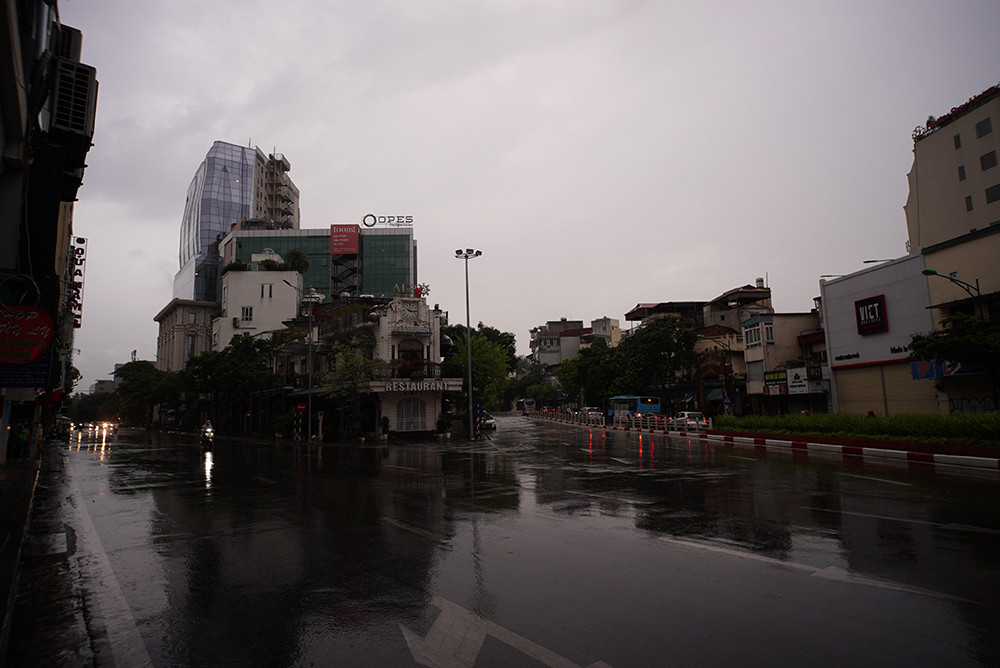 Đường Nguyễn Thái Học giao với Điện Biên Phủ trời tối sầm, không một bóng người.