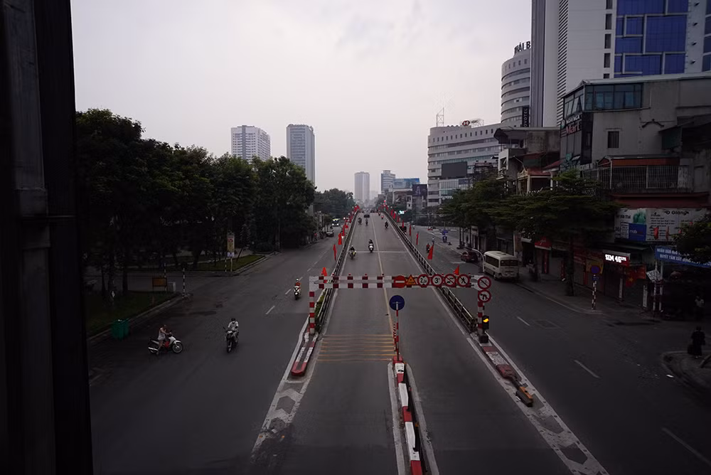 Cầu vượt Thái Hà thường ngày có lượng phương tiện tham gia giao thông rất đông, trong ngày đầu nghỉ lễ, người đi lại cũng thưa thớt.