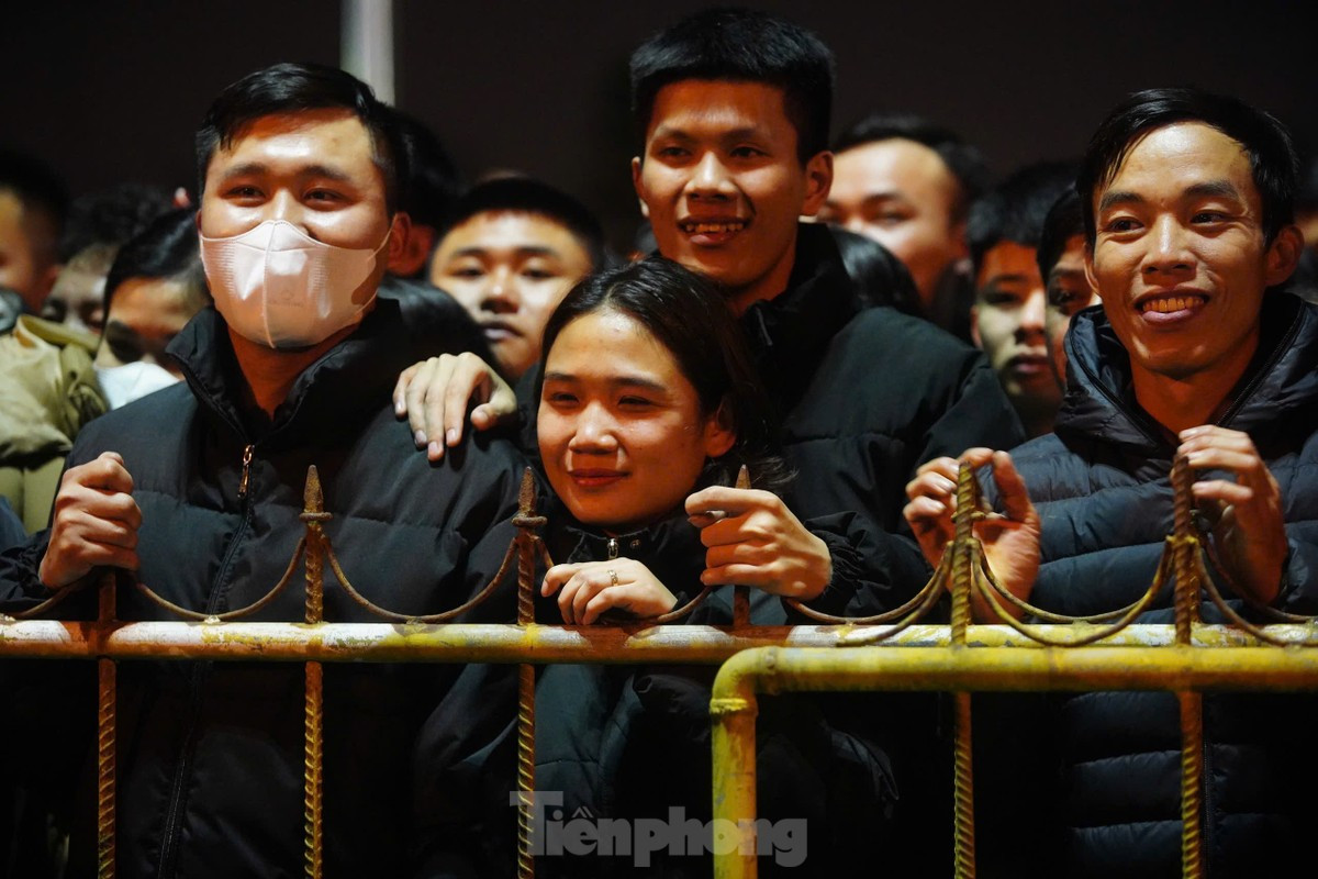 Từ 5h ngày 15 tháng Giêng (12/2 dương lịch), BTC tổ chức phát ấn cho nhân dân và du khách tại các điểm ba nhà Giải Vũ, nhà trưng bày Đền Trùng Hoa.