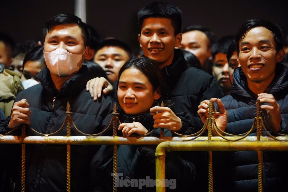 Từ 5h ngày 15 tháng Giêng (12/2 dương lịch), BTC tổ chức phát ấn cho nhân dân và du khách tại các điểm ba nhà Giải Vũ, nhà trưng bày Đền Trùng Hoa.