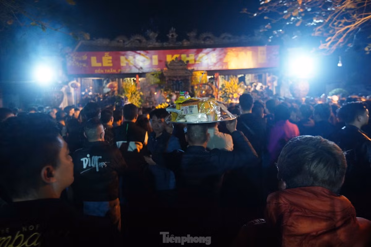 Phần lớn người dân dâng lễ lên Đức Thánh Trần để cầu mong gia đình bình an, cầu cho quốc thái dân an, bách gia trăm họ mạnh khỏe.