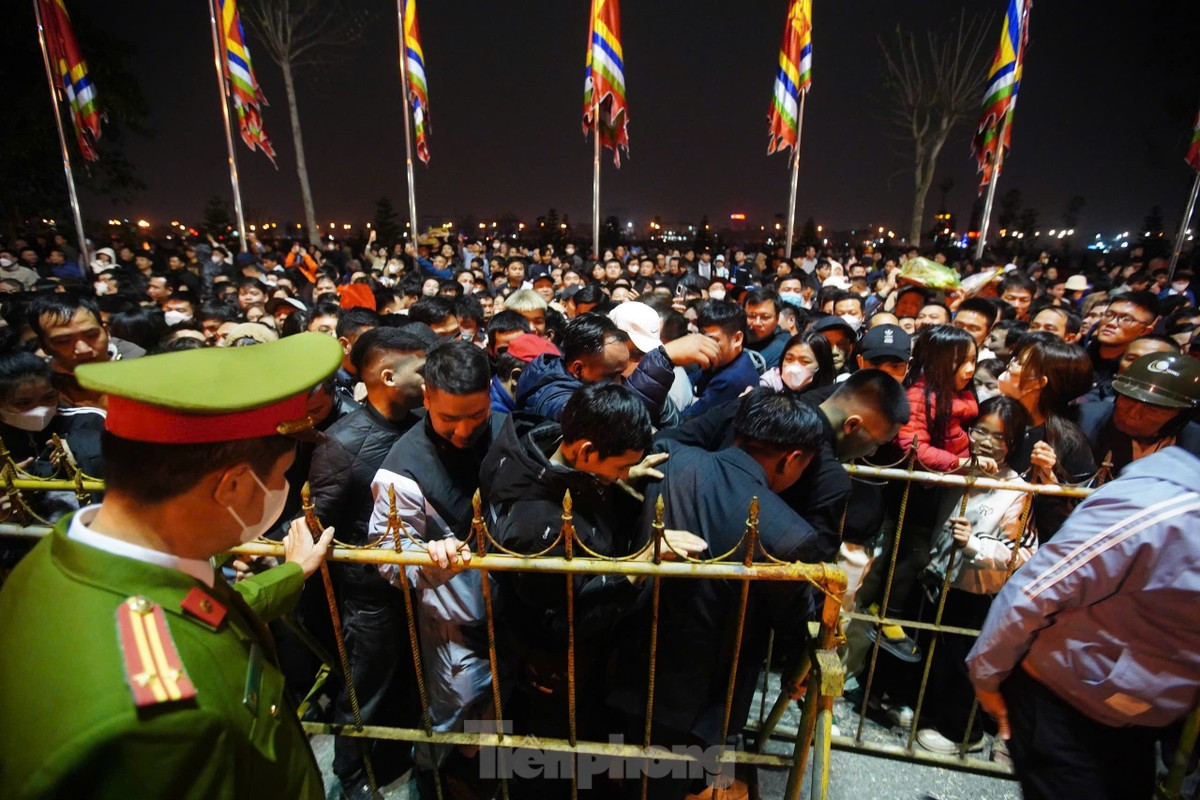 Tại một số chốt chặn trước cổng hay khuôn viên đền Trần xảy ra tình trạng chen lấn, xô đẩy khi ai cũng mong mình sớm vào đền, dâng lễ lên Đức Thánh Trần. Dù có lực lượng chức năng túc trực, tình trạng chen lấn vẫn tiếp diễn.