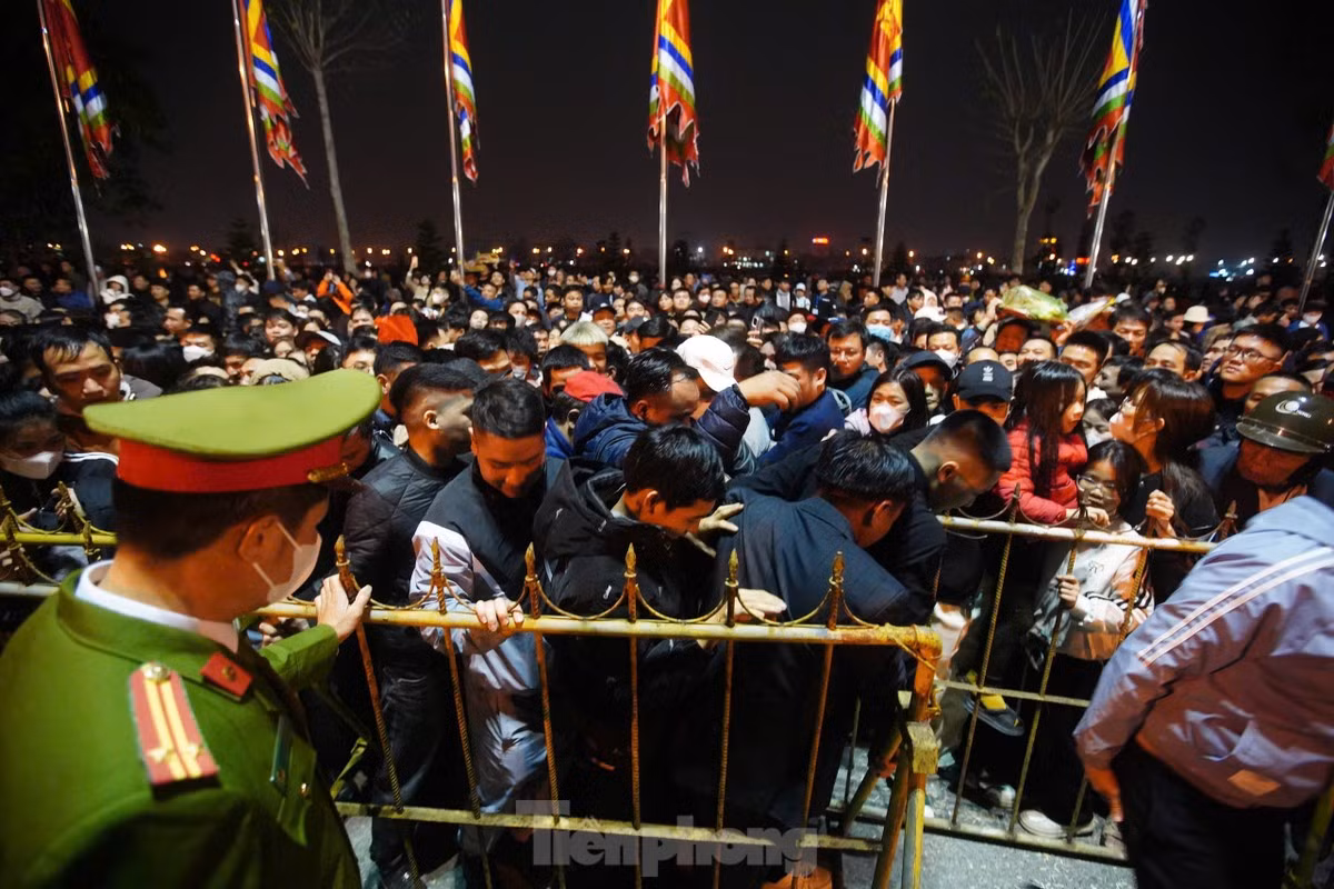 Tại một số chốt chặn trước cổng hay khuôn viên đền Trần xảy ra tình trạng chen lấn, xô đẩy khi ai cũng mong mình sớm vào đền, dâng lễ lên Đức Thánh Trần. Dù có lực lượng chức năng túc trực, tình trạng chen lấn vẫn tiếp diễn.