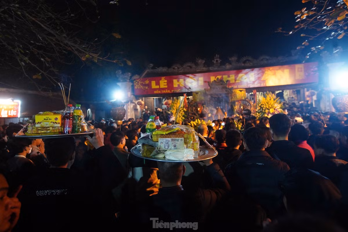 Phần lớn người dân dâng lễ lên Đức Thánh Trần để cầu mong gia đình bình an, cầu cho quốc thái dân an, bách gia trăm họ mạnh khỏe.