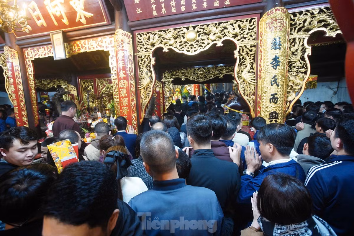 Du khách cũng đổ vào nội cung để sắp lễ, cầu nguyện. Không gian nội cung khá nhỏ, lượng người lại quá lớn dễ dẫn đến tình trạng chen lấn, xô đẩy.