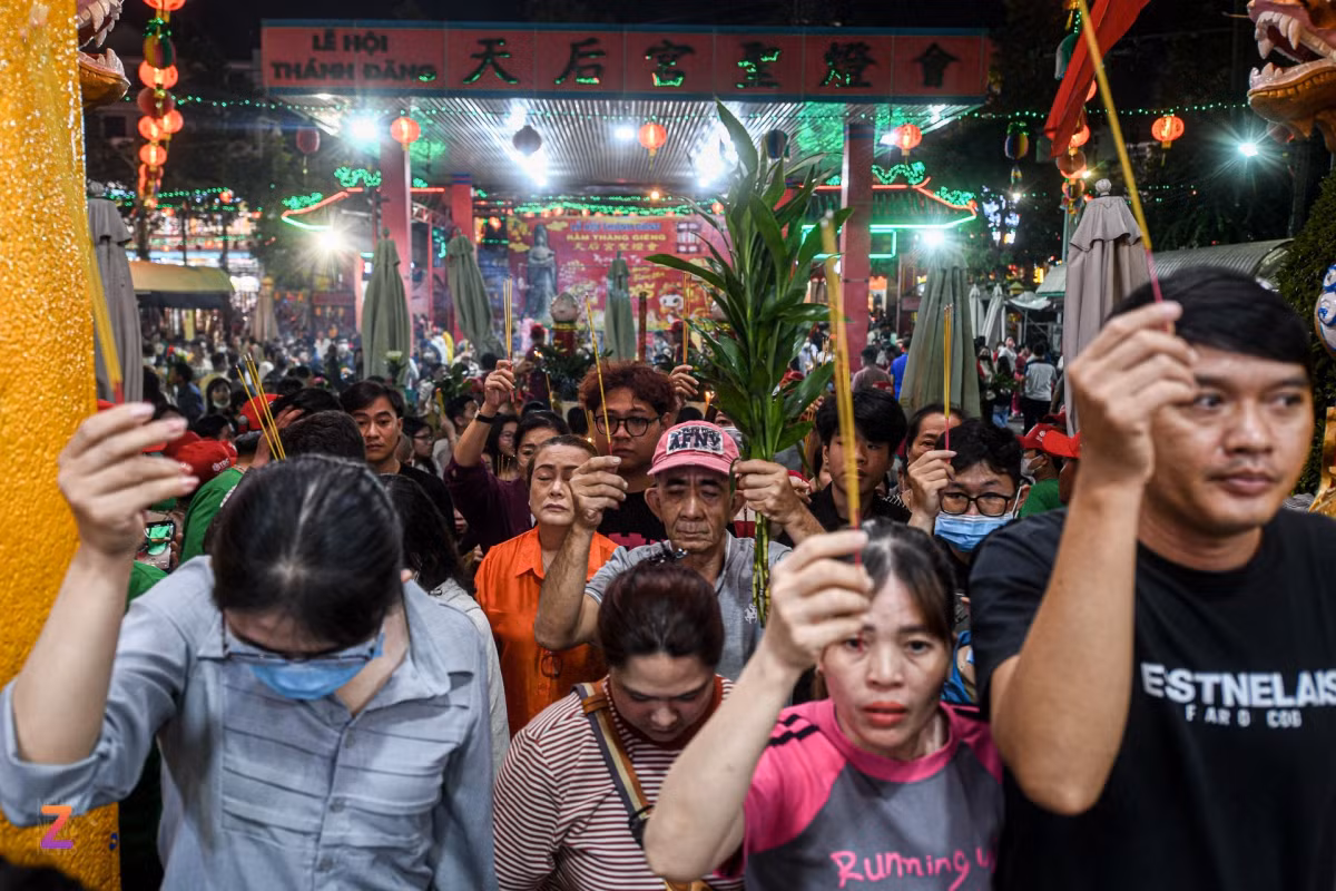 Tối 11/2 (14 tháng Giêng Âm lịch), hàng nghìn người từ khắp các tỉnh, thành đổ về miếu Bà Thiên Hậu (TP Thủ Dầu Một, Bình Dương) để cầu tài lộc và may mắn trong năm mới.