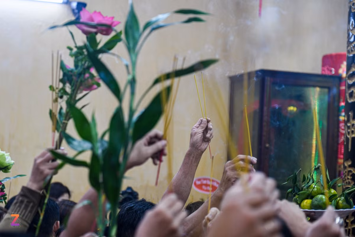 Theo quan niệm của nhiều người, đi lễ chùa Bà vào ngày rằm tháng Giêng sẽ gặp nhiều may mắn. Đó là lý do nhiều khách thập phương hành hương về chùa trong hai ngày 14 và 15 tháng Giêng hàng năm.