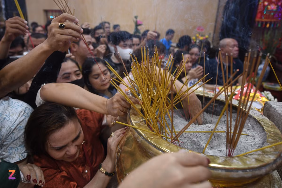 Khoảng 21h, hàng chục người chen lấn để bốc tro trên những lư hương tại chánh điện.