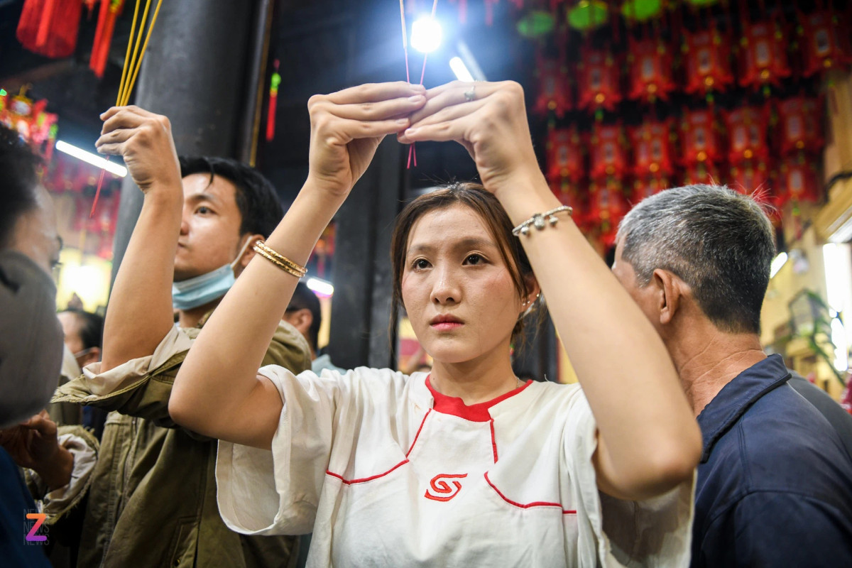 Quỳnh Như (ngụ Bình Phước) đến lễ miếu Bà lúc 19h. "Mình mất hơn 2 giờ để đến được đây, đây là lần đầu mình tới lễ Bà và không nghĩ lại đông như vậy. Không vào được điện bên trong nên mình đành thắp nhang ở phía ngoài", Như chia sẻ.