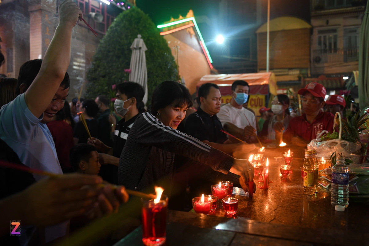 Nhiều người xếp hàng thắp nhang khu vực sân phía ngoài miếu Bà lúc 20h.