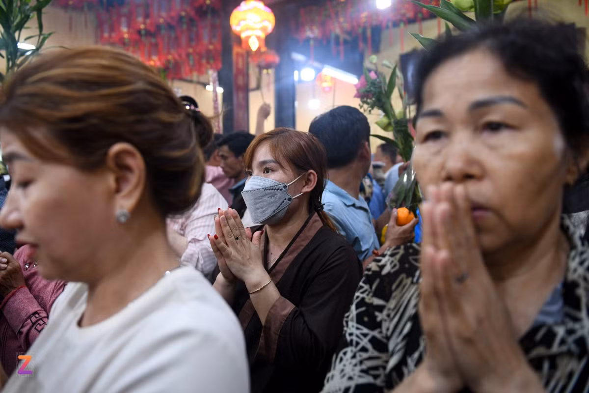 Nhiều người phải vái từ bên ngoài vì không thể chen vào trong.