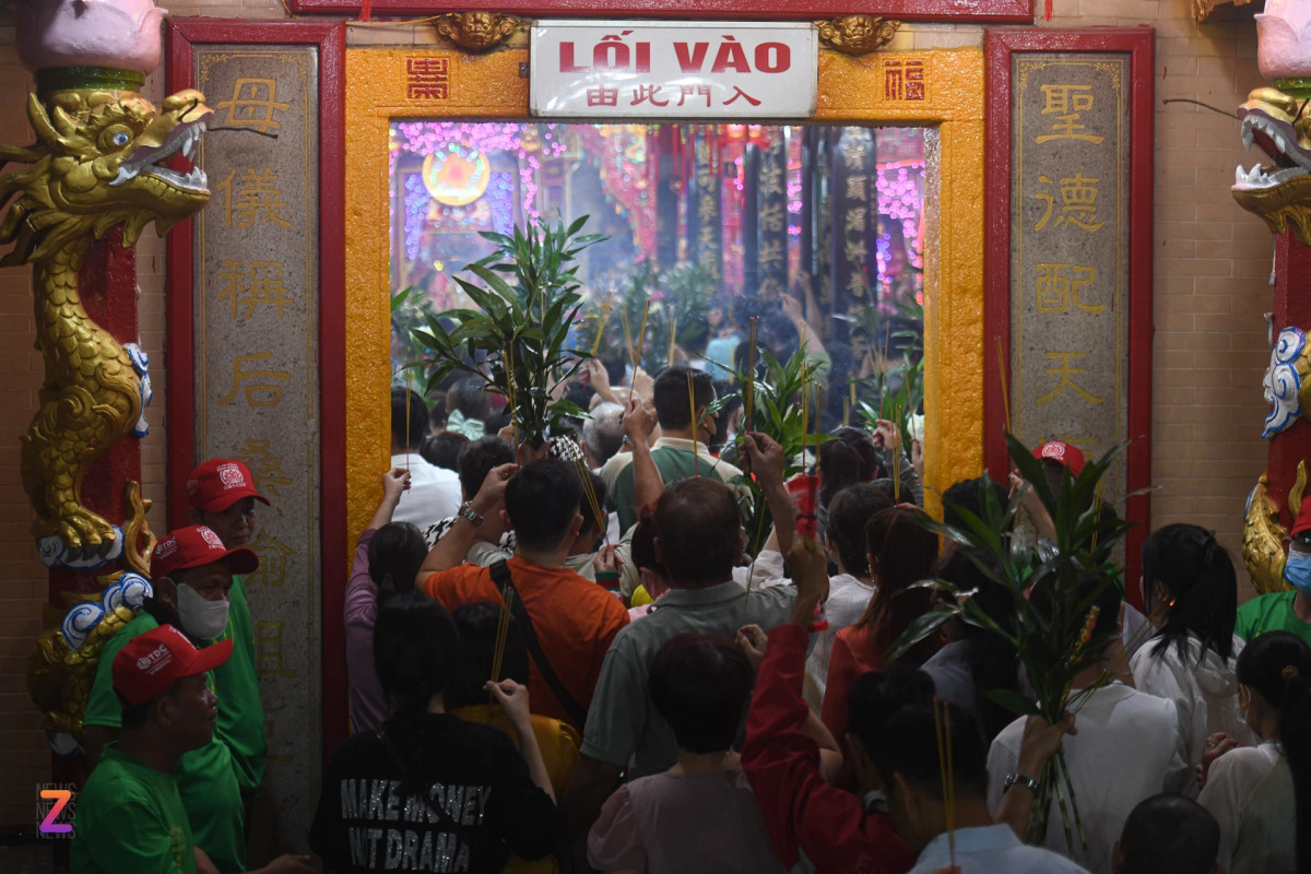 Lối vào khu vực chánh điện khá nhỏ và bị quá tải bởi dòng người đổ về càng đông. Khoảng 20h, dòng người chen chúc cùng nhang, lễ cầm trên tay.