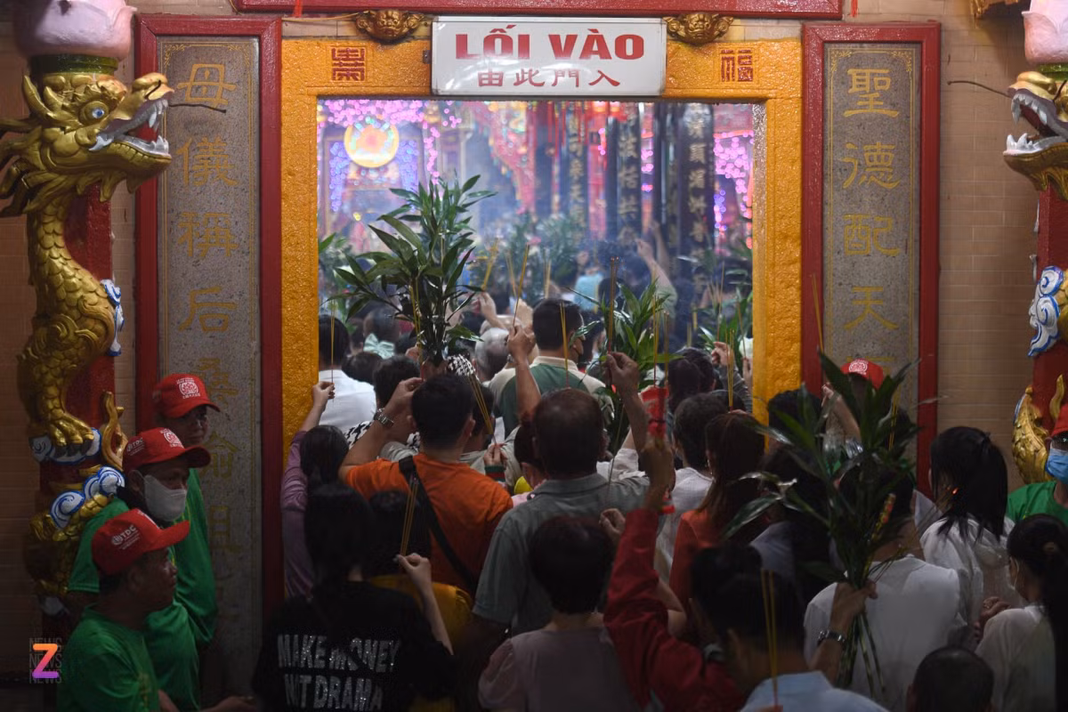 Lối vào khu vực chánh điện khá nhỏ và bị quá tải bởi dòng người đổ về càng đông. Khoảng 20h, dòng người chen chúc cùng nhang, lễ cầm trên tay.