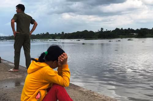 Gia dinh dau don tim thay thi the 2 nan nhan vu chim tau-Hinh-2