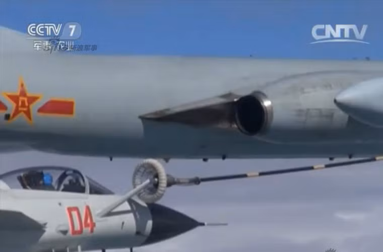 Hình ảnh được Đài truyền hình Trung ương Trung Quốc (CNTV) công bố mới đây cho thấy chiến đấu cơ J-10 của Không quân Trung Quốc thực hiện tiếp nhiên liệu trên không với máy bay tiếp dầu HY-6.